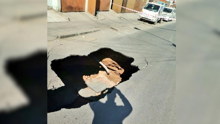 Reportan aparición de socavón en plena calle de Alto Hospicio