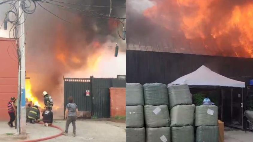 Gigantesco incendio consume fábrica de plásticos de La Cisterna: Habría un perrito fallecido
