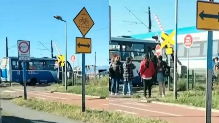 Los pasajeros tuvieron que bajarse para escapar: Micro quedó atrapada en la línea del Biotren en Talcahuano