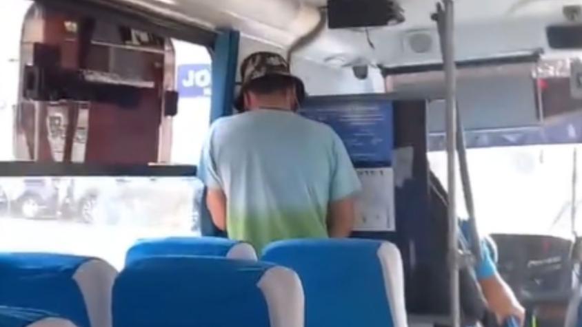 "Sin ninguna vergüenza": Mujer capta a pasajero orinando dentro de una micro de Iquique