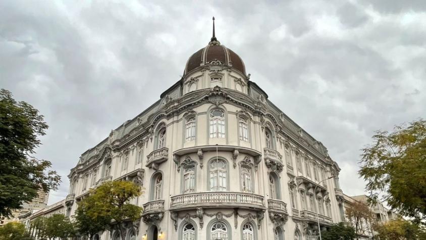 Tiene 88 habitaciones y 14 baños: Pareja vive dentro del Palacio Larraín en Santiago Centro
