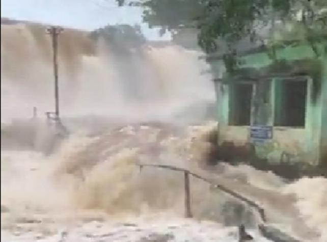 Video: Fuertes tormentas provocan desborde de cataratas al sur de la India