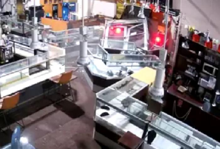Robo fallido: Delincuentes embistieron con un camión contra una joyería y se llevaron una sorpresa