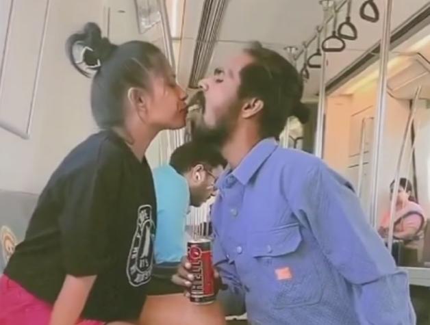 India: Video de dos personas pasándose bebida de boca en boca en el metro genera repudio en redes