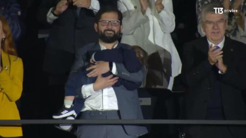 "¿De quién es la guagua?": Presidente Boric sorprende cargando niño en la obertura de Santiago 2023