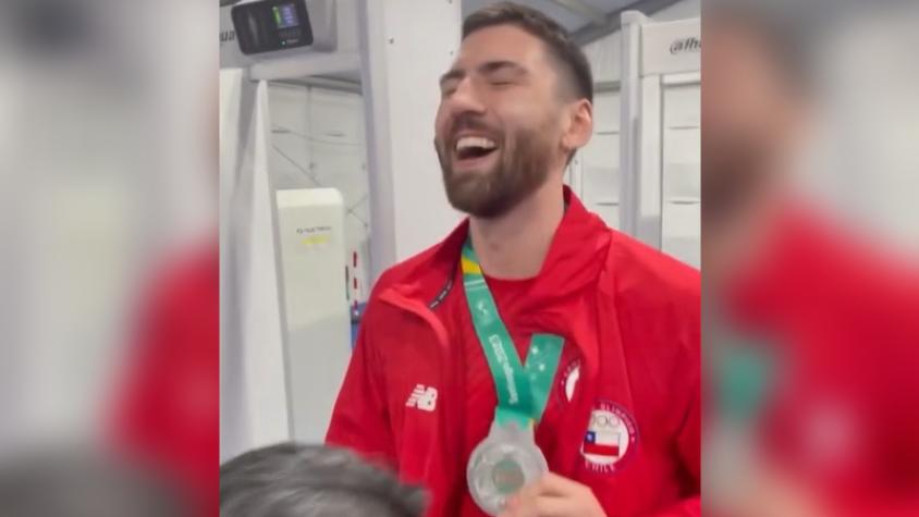 Medalla de plata le jugó una mala pasada: El divertido momento que protagonizó deportista del Team Chile en el aeropuerto