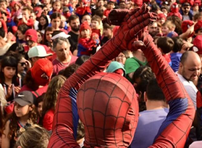 Más de dos mil personas disfrazadas de Spider-Man se congregaron en el Obelisco