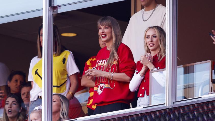 ¿Nuevo romance? Captan a Taylor Swift besando a jugador de fútbol americano