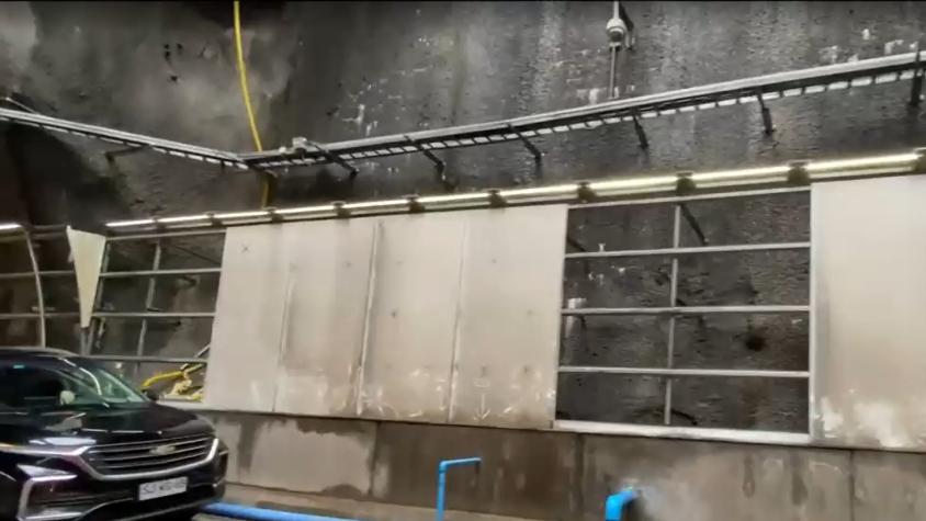 ¿Solución parche?: Instalan tubos de PVC en Vespucio Oriente por filtraciones de agua en techo, piso y murallas