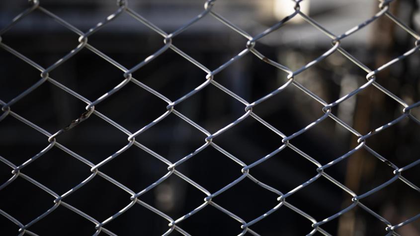 "Torturas impensables": Mujer encerró a su "nana" en jaula de perro y le lanzó agua hirviendo