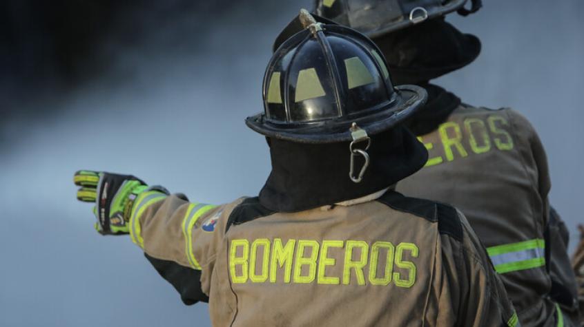 Bombero Adulto Joven Que Salva A La Gente Del Fuego Usando