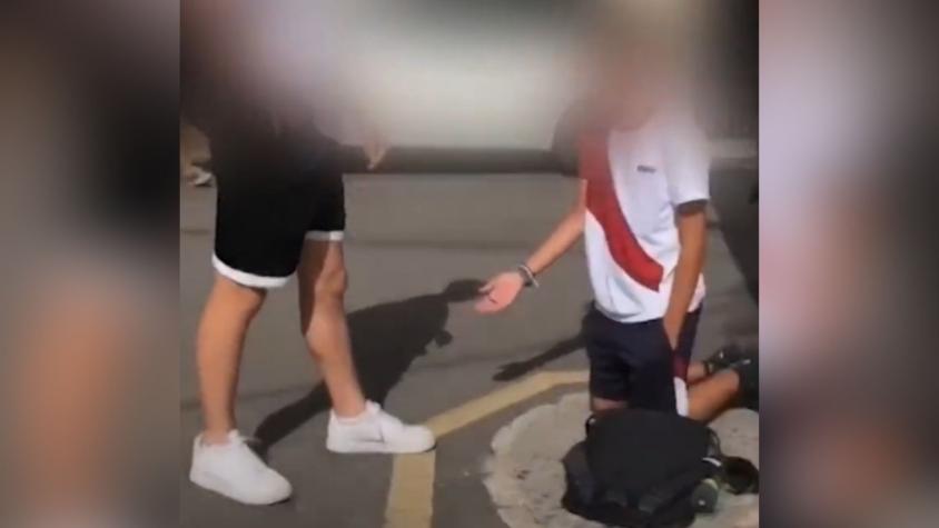 Alumno obligó a otro a que le besara los pies y luego lo golpeó: Caso de bullying conmociona a España