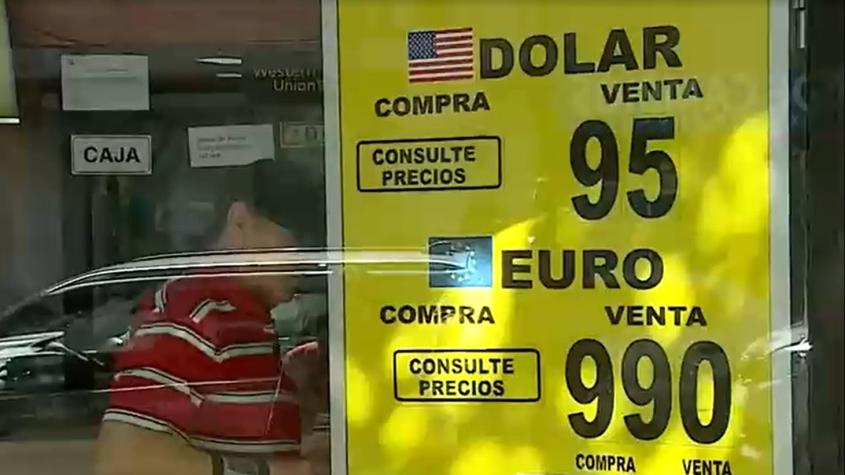 Dólar no cede y sigue sobre los 900 pesos: Subirán las bencinas 