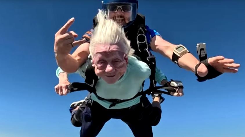 Muere Dorothy Hoffner, la mujer que se hizo mundialmente conocida tras lanzarse en paracaídas a los 104 años