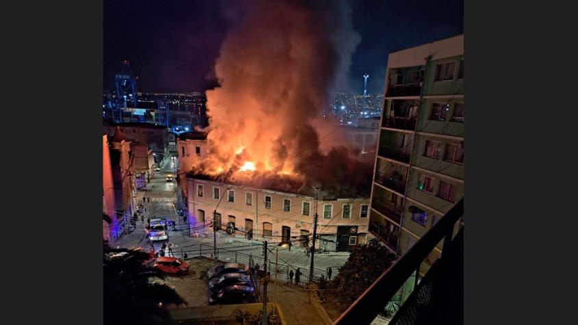 Incendio en Valparaíso: afectaría casona de dos pisos