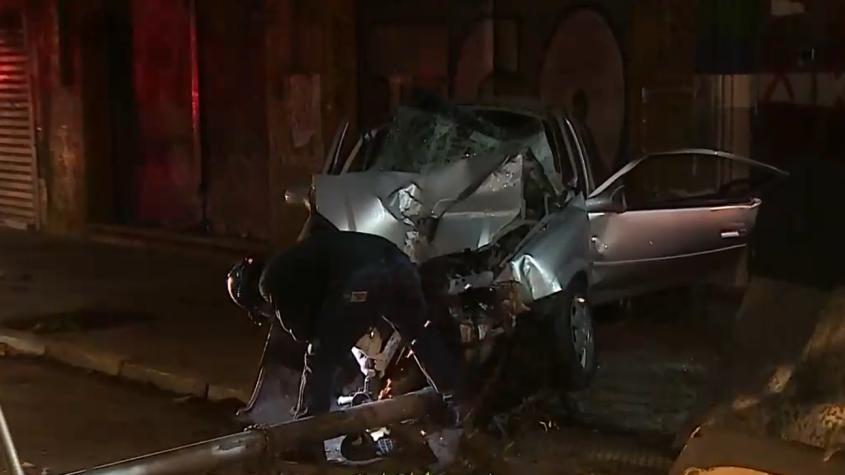 Automóvil impacta contra kiosko y deja cinco heridos en Santiago Centro