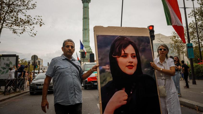 Muere Armita Garawand tras un mes en coma: la adolescente iraní habría sido agredida por policías que vigilan obligación de mujeres de cubrirse la cabeza 