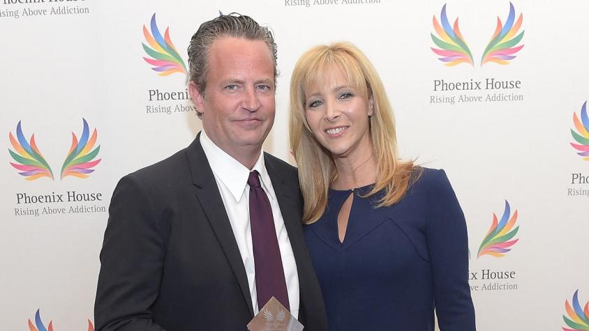 Lisa Kudrow afirmó que está "totalmente devastada" con la muerte de Matthew Perry: actriz tomó emotiva decisión