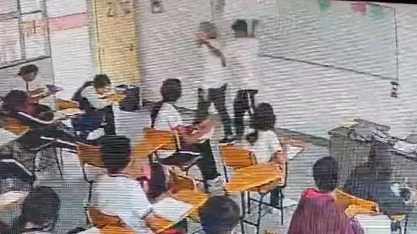 Impactante registro: Estudiante apuñala a profesora por la espalda en plena clase en México