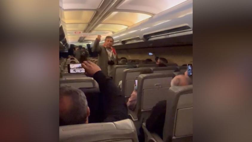 VIDEO | Chilenos cantan himno nacional en primer vuelo humanitario desde Israel
