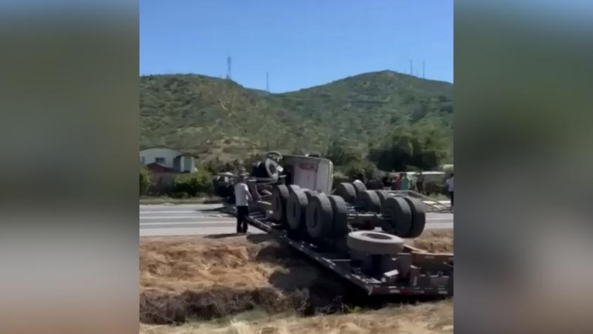 Nogales: Camión vuelca en la Ruta 5 Norte tras choque | T13