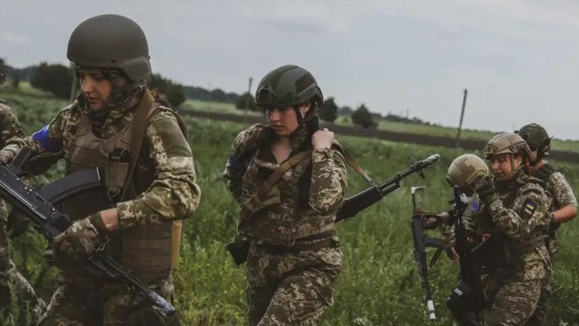 Mujeres soldado de Ucrania denuncian discriminación