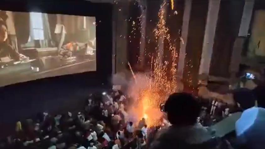 Minutos de terror y una estampida provoca lanzamiento de fuegos artificiales dentro de una sala de cine en India