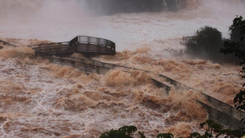 Cataratas del Iguazú registran mayor caudal en casi una década: Cierran el mirador de la Garganta del Diablo