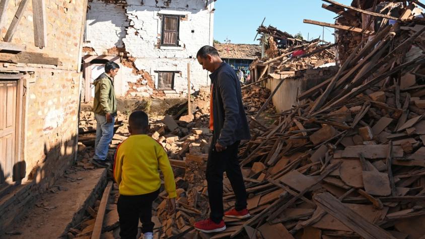 Temblor magnitud 5,6 deja al menos 143 muertos en Nepal