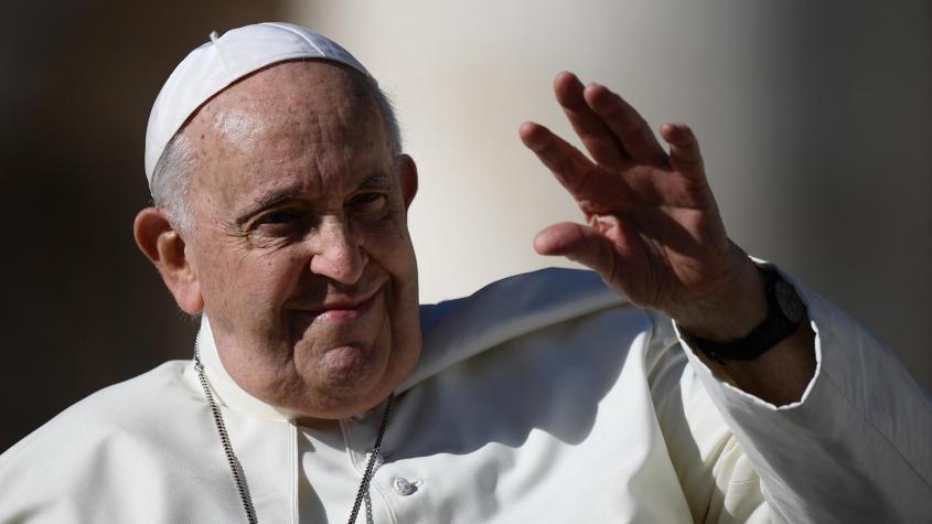 Papa Francisco y el Vaticano "avanzan" hacia las personas transgénero: podrán ser bautizados