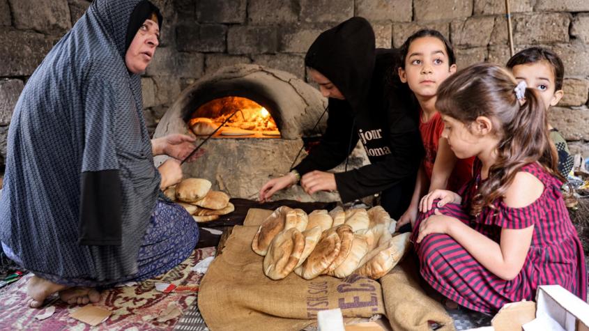 El pan escasea en Gaza por los bombardeos y su precio se dispara