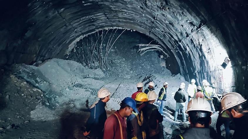India pausa rescate de obreros atrapados en túnel por riesgo de derrumbe