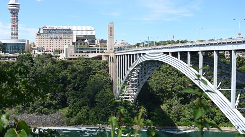 Al menos dos muertos tras explosión de auto en puente fronterizo cercano a las Cataratas del Niágara 