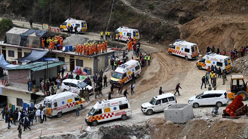 Rescatan con vida a los 41 obreros atrapados en túnel de India desde hace 17 días