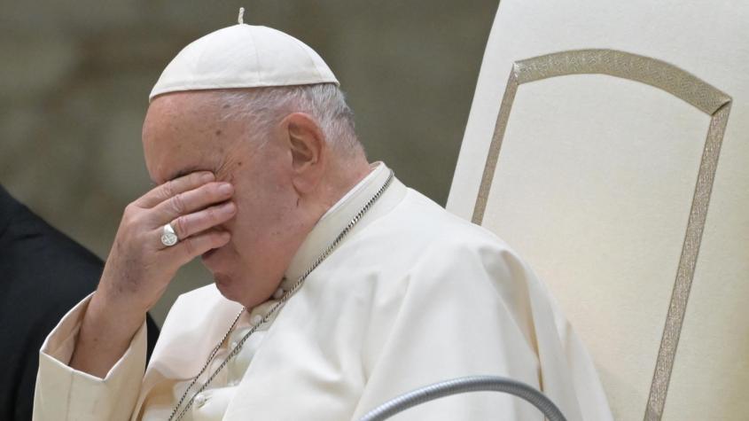 Con dificultades para respirar y debilitado por una gripe:  Papa Francisco necesitó ayuda para leer en Audiencia