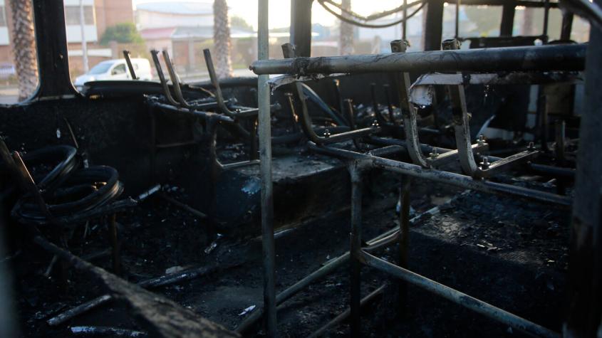 Desconocidos armados queman bus de RED en Estación Central