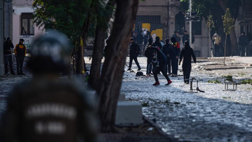 Incidentes en el Liceo de Aplicación: Carabineros reporta el lanzamiento de 100 bombas molotov