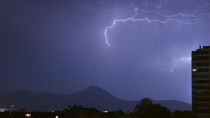 Lluvia y tormenta eléctrica este viernes en Santiago: ¿A qué hora comienza y en qué momento será más intensa?