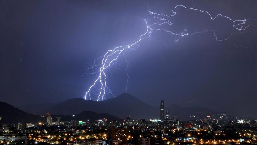 Revisa a qué hora será más intensa la lluvia y tormenta eléctrica de este viernes en Santiago
