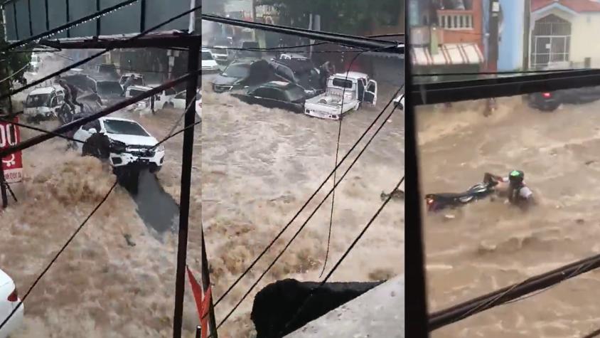 Autos siendo arrastrados por el agua: Los dramáticos registros que deja las fuertes lluvias en República Dominicana 