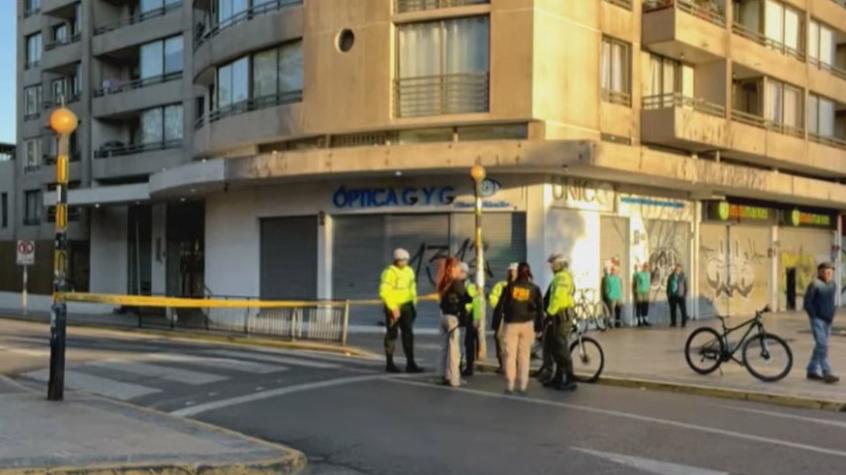 Habría sido baleado: Hombre murió tras ser encontrado herido en calle de Recoleta