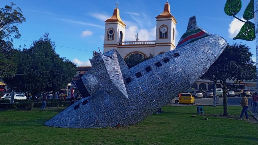 Polémica en Colombia: Instalan adorno navideño simulando el avión del Chapecoense que se estrelló