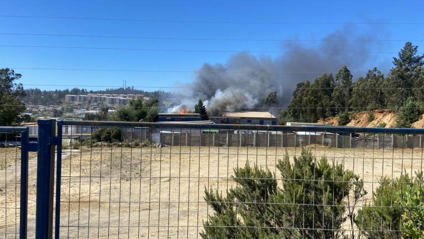 Se registra incendio en Valparaíso: Se quema bodega de cartones y polietileno