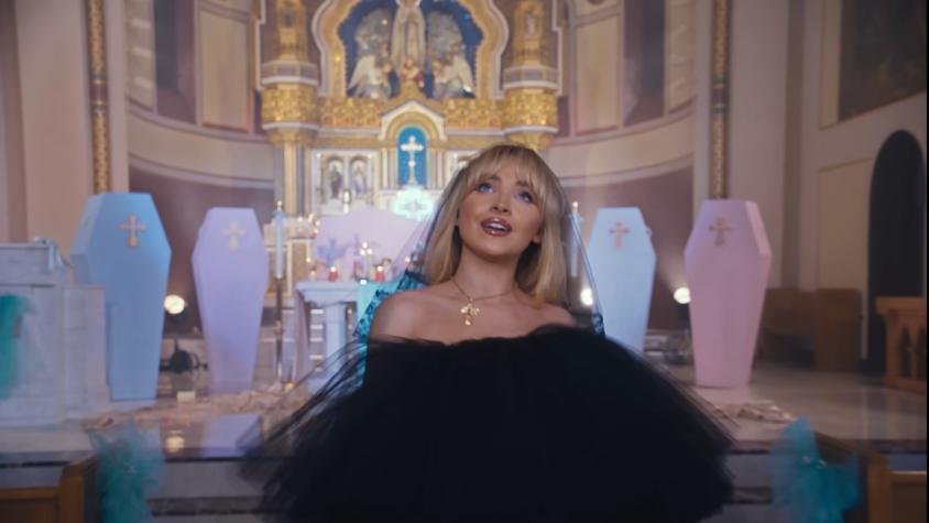 Sacerdote es despedido por autorizar a Sabrina Carpenter grabar un video en la iglesia