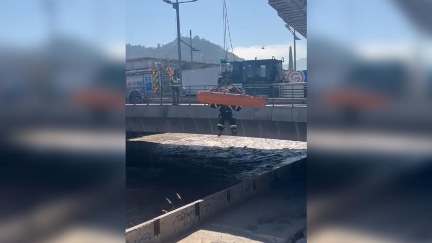 Carabinero se lanza al río Mapocho para rescatar a mujer que habría estado bajo los efectos del alcohol