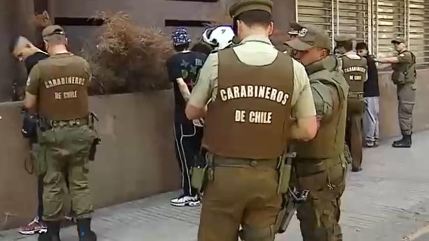 Detienen a seis personas en la comuna de Santiago por portar droga en su auto: Carabineros informó que son extranjeros