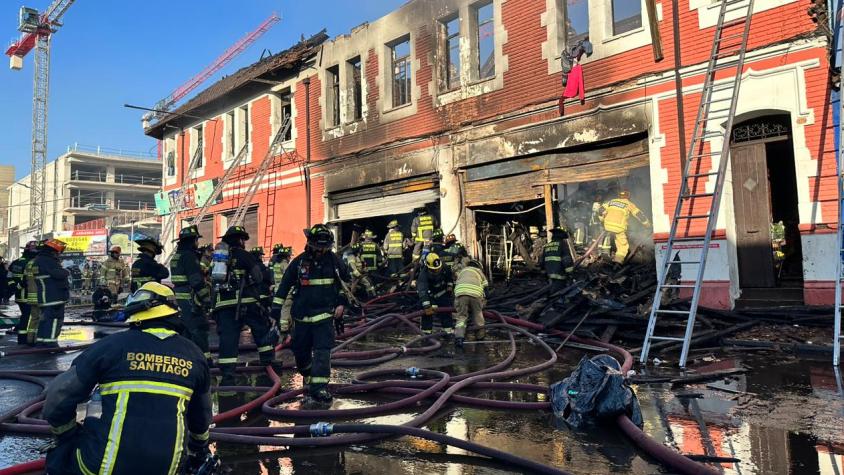 Incendio frente de la Vega Central en Recoleta: Confirman la muerte de una persona