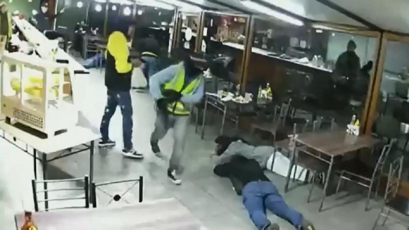 Video capta asalto a un restorán en Calera de Tango: clientes fueron amenazados y obligados a tirarse al suelo