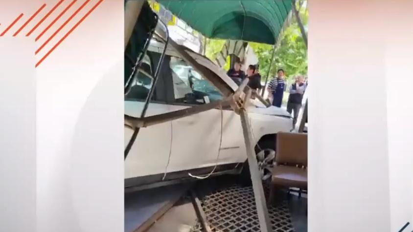 Auto se metió en terraza de restaurante en Viña del Mar