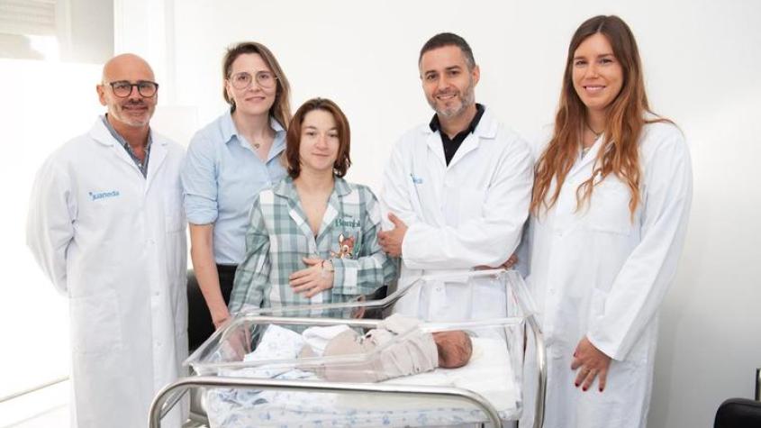 Nace en Europa el primer bebé gestado en el vientre de sus dos mamás